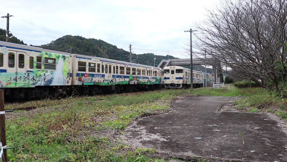 2025年11月、列車交換（左の編成：キハ47-8051+8132、右の編成：8121+8062）