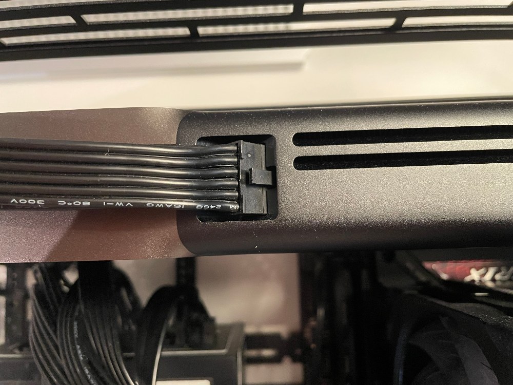 RTX5090のケーブルは燃えてない