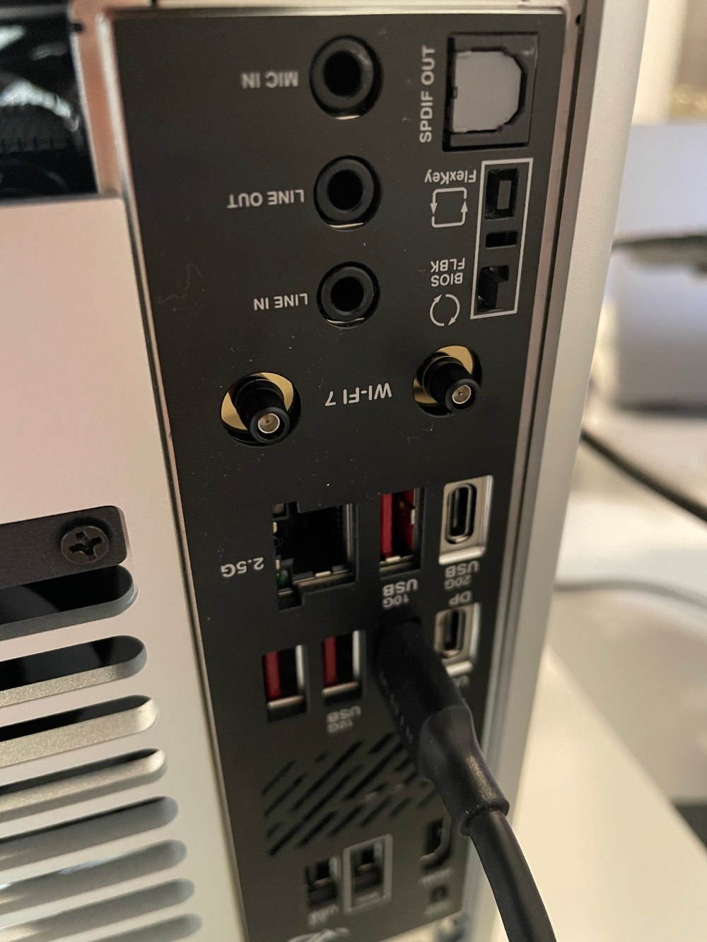 通常なら電源OFFでも音声の端子が3色に光るはずだが沈黙