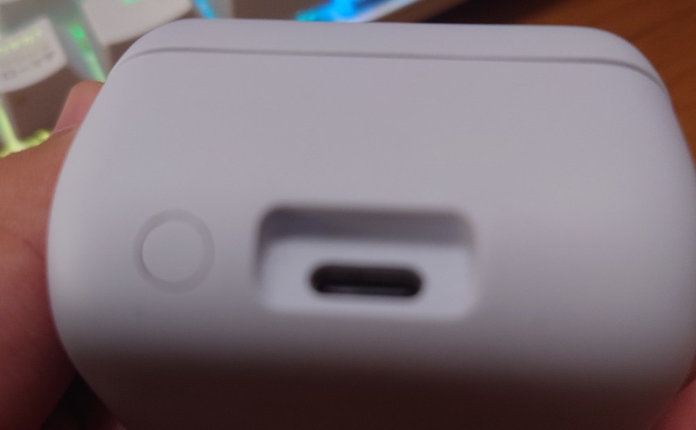 充電端子とペアリングボタン