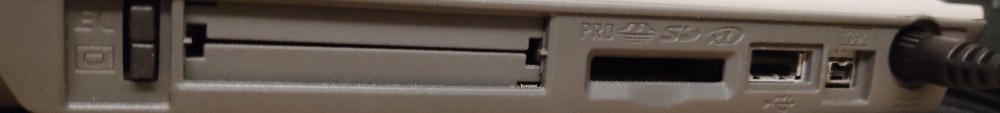 右からPCカード(TYPEI/IIx1スロット)&ExpressCardスロット(ExpressCard/34,ExpressCard/54対応)、マルチカードスロット、USB2.0、IEEE1394