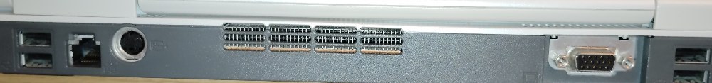 右からUSB2.0が2つ、LAN、Sビデオ出力、VGA、USB2.0が2つ