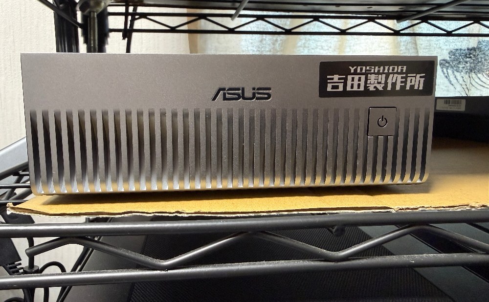 以前レビューしたDGX Sparkには吉田製作所のステッカーを貼ってみました