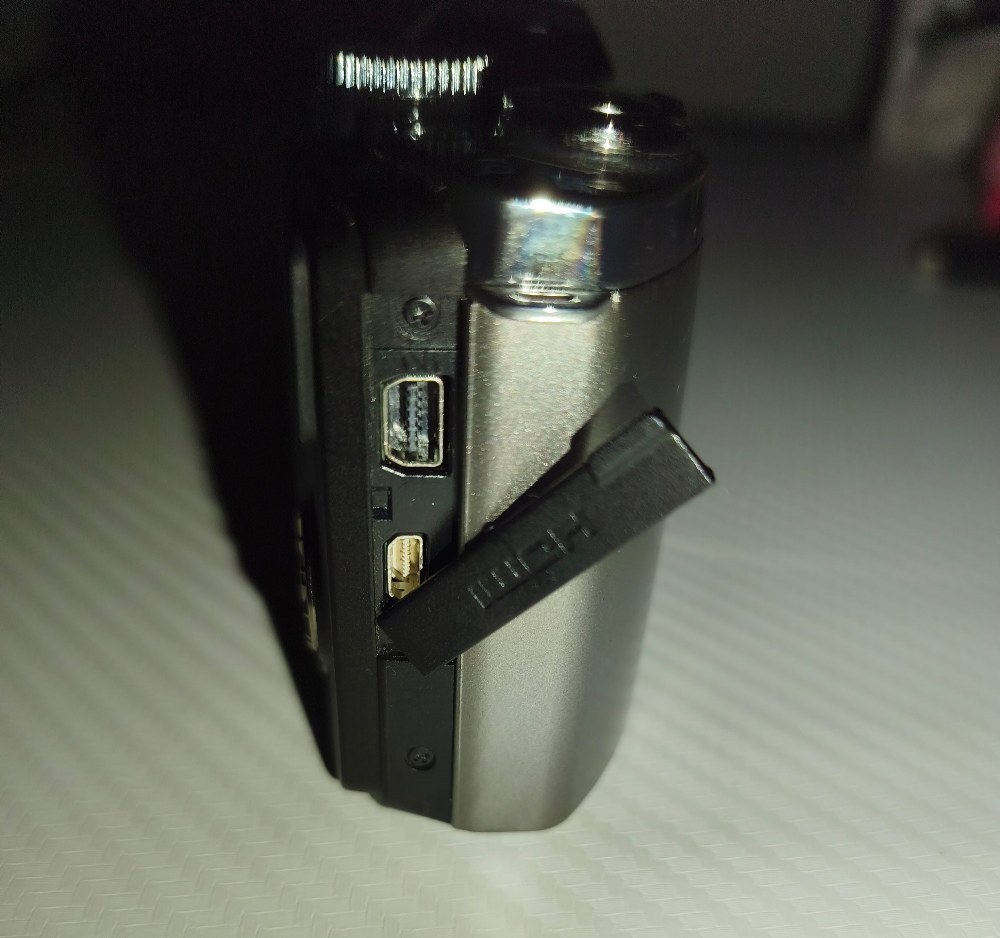 左側面にあるインターフェース類のカバーを取った写真