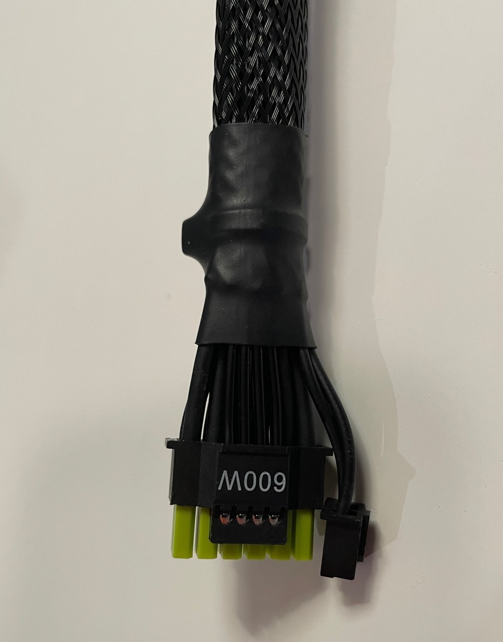 これが噂の温度センサー付きケーブル。電源に挿すほう
