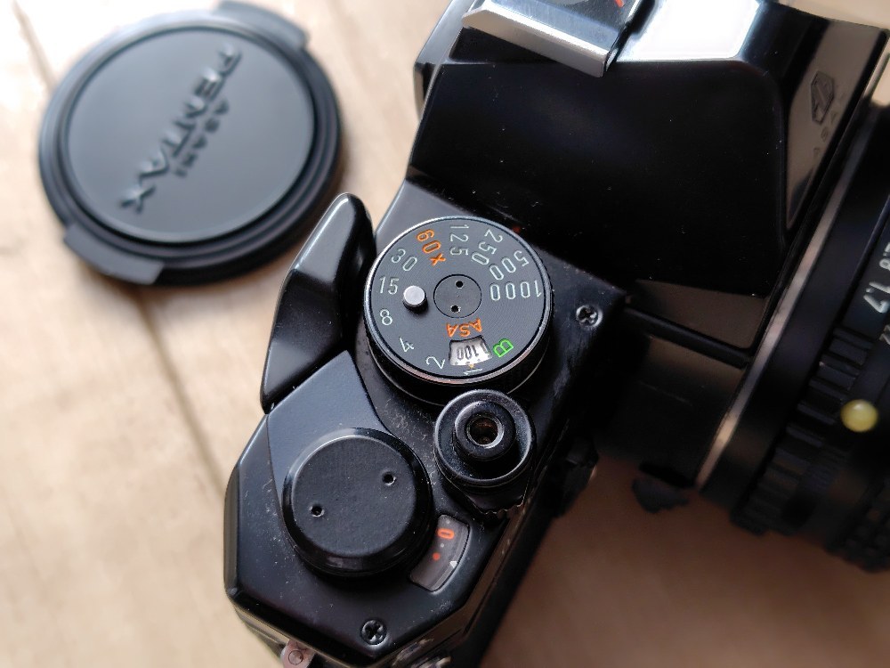 掘り込み加工されたシャッタスピードダイヤルASA＝ISOです。フィルムの表記に合わせて設定します