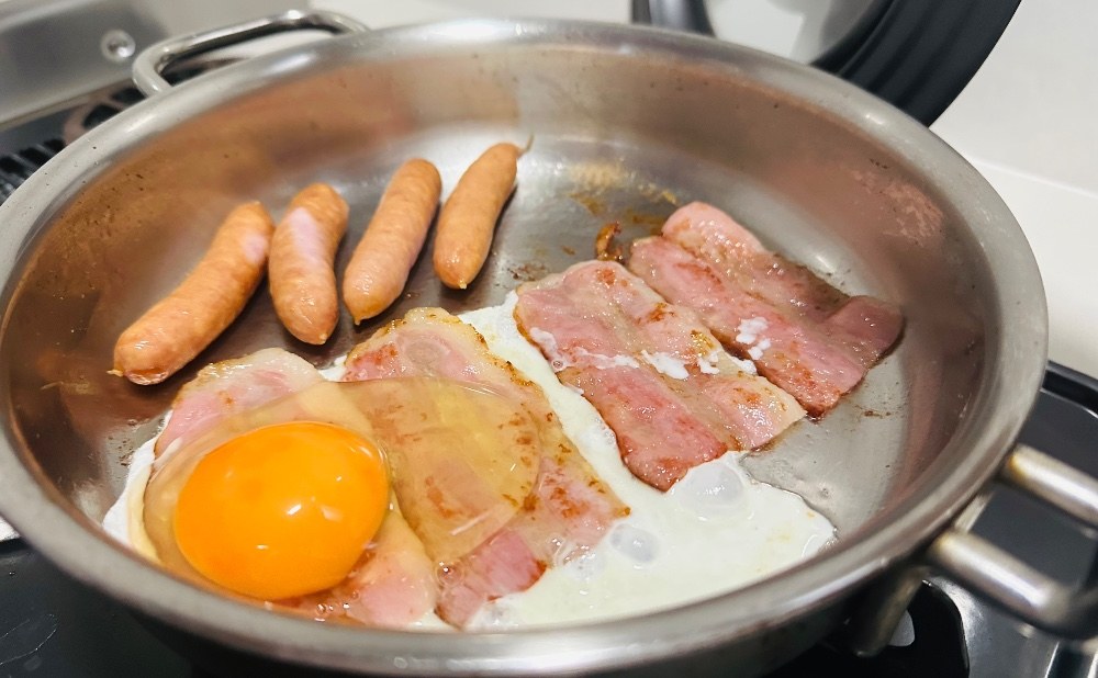 我が家の定番朝食。卵をもう一個落とす