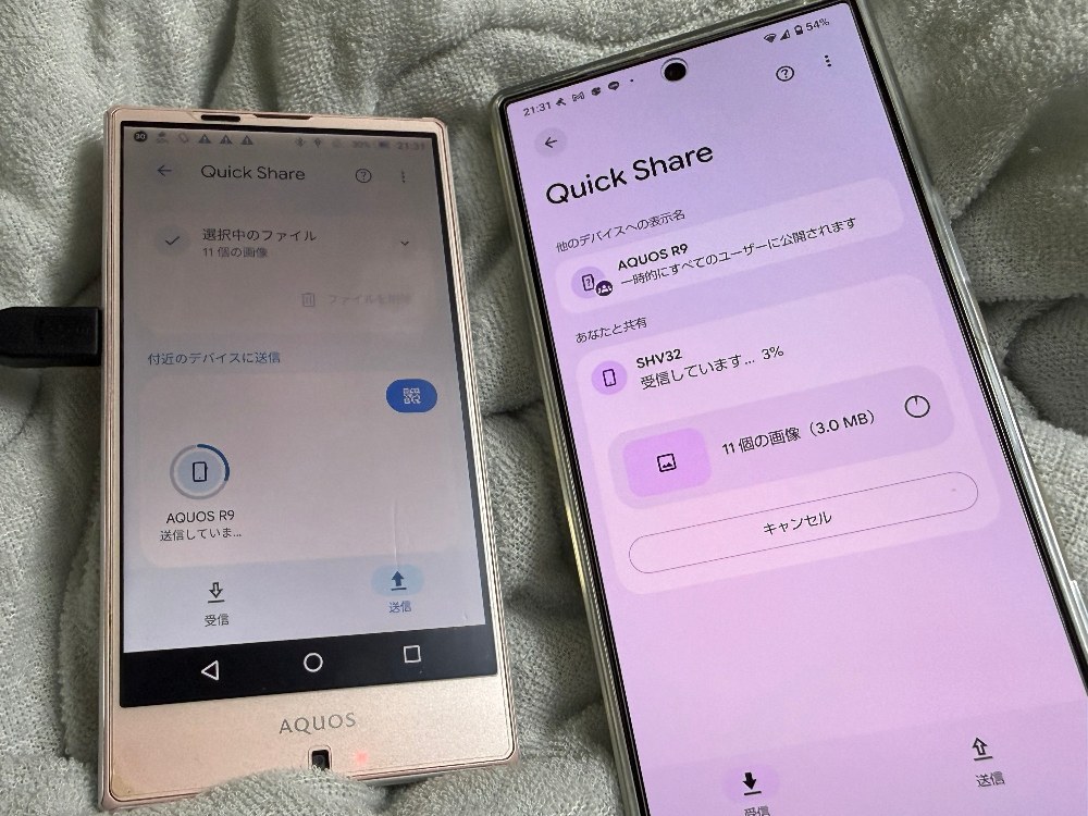 大先輩にあたるSHV32からデータを受け取るAQUOS R9