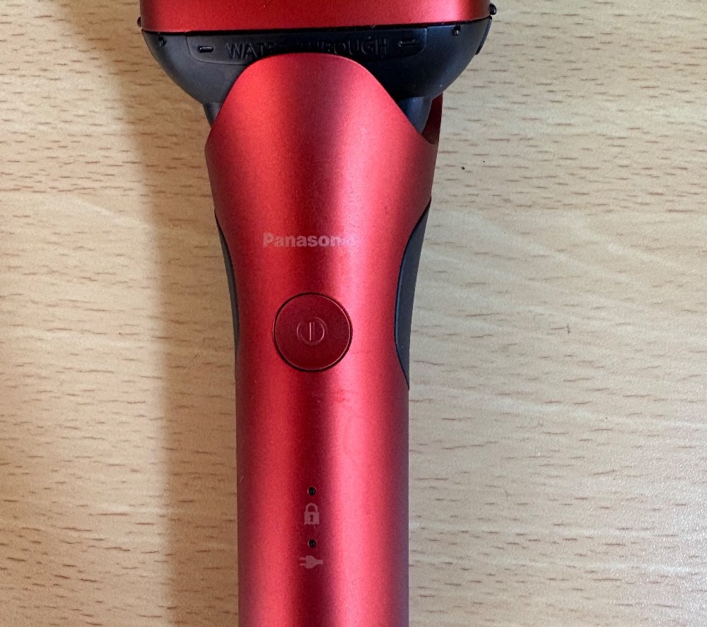 買ってから3ヶ月くらい使っているので少し汚れてはいるがこれが本体だ!