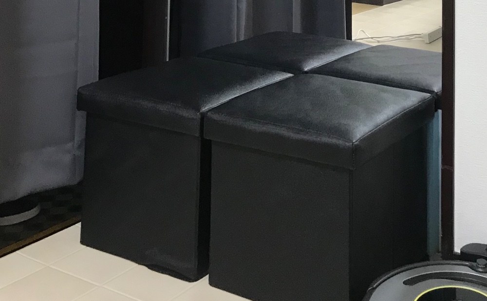 左側グレーのカーテンの奥が玄関