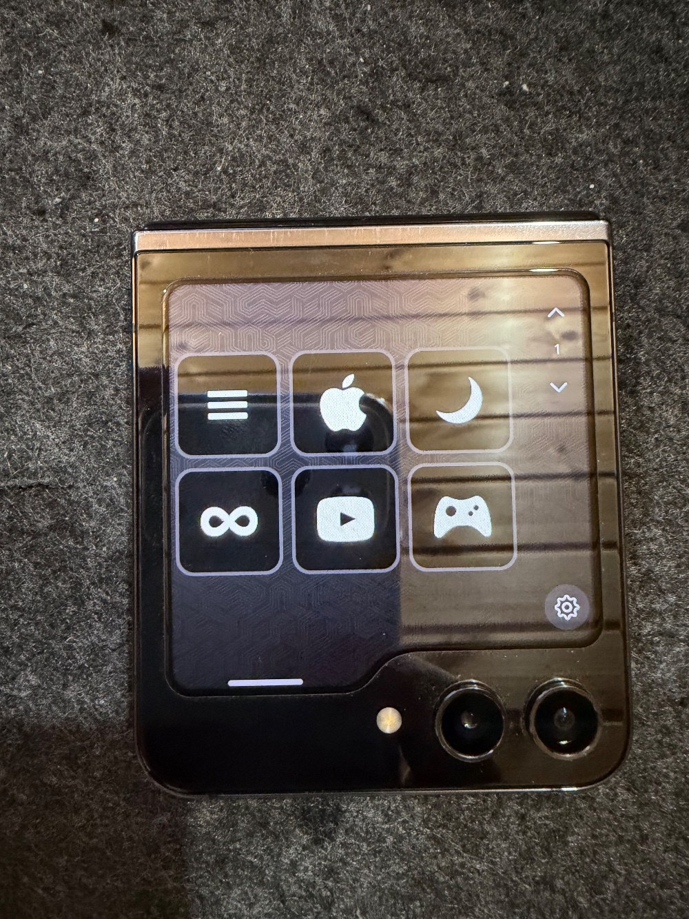 Galaxy Z Flip 5 折りたたみ故に見た目が良い気がする・・。