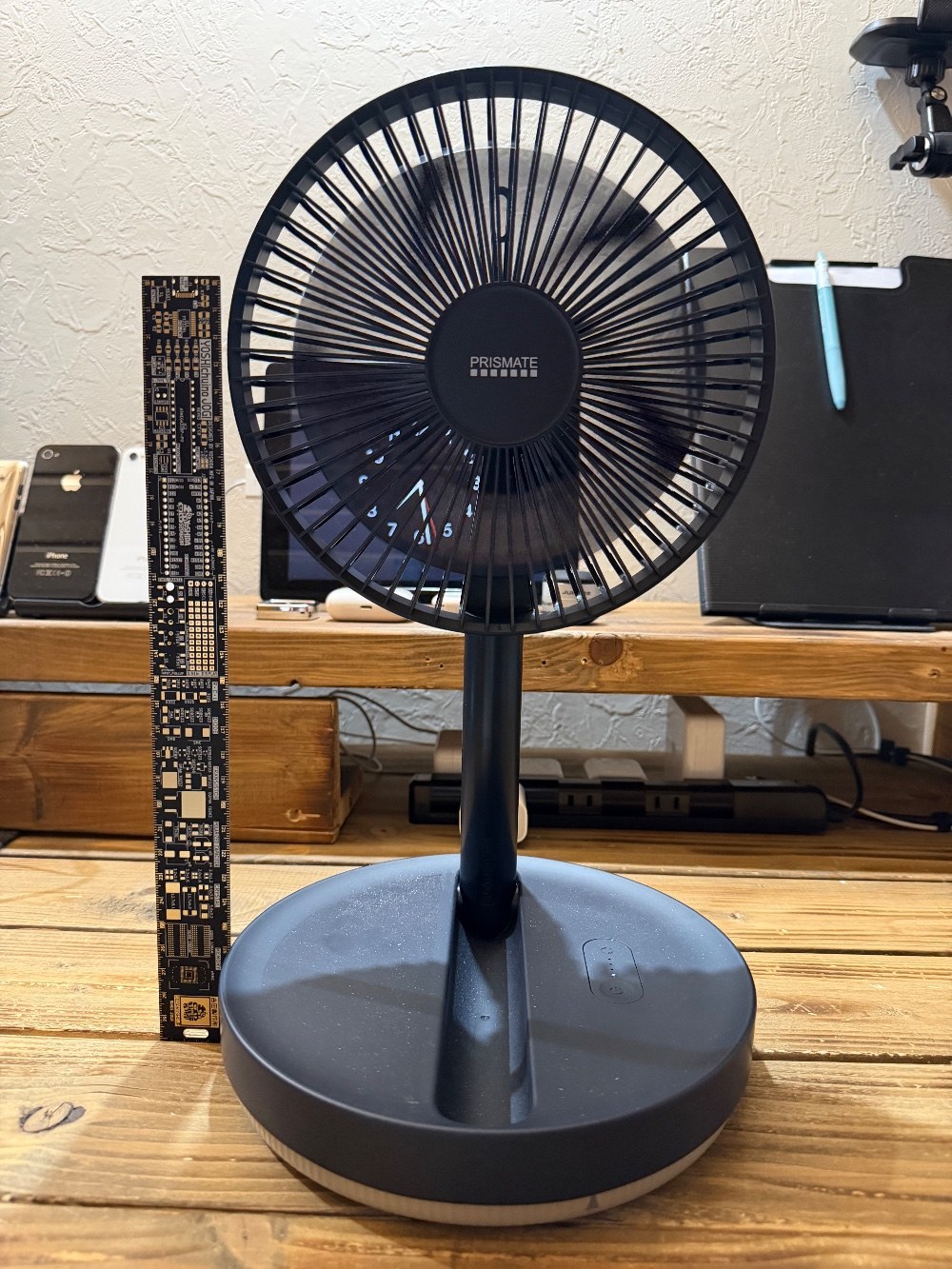 最小で40cm、デスクにおけます。こっそりお隣に吉田定規(30cm)でサイズ感をみてもらえれば☺️ダークネイビー色で部屋との一体感もあって良い。