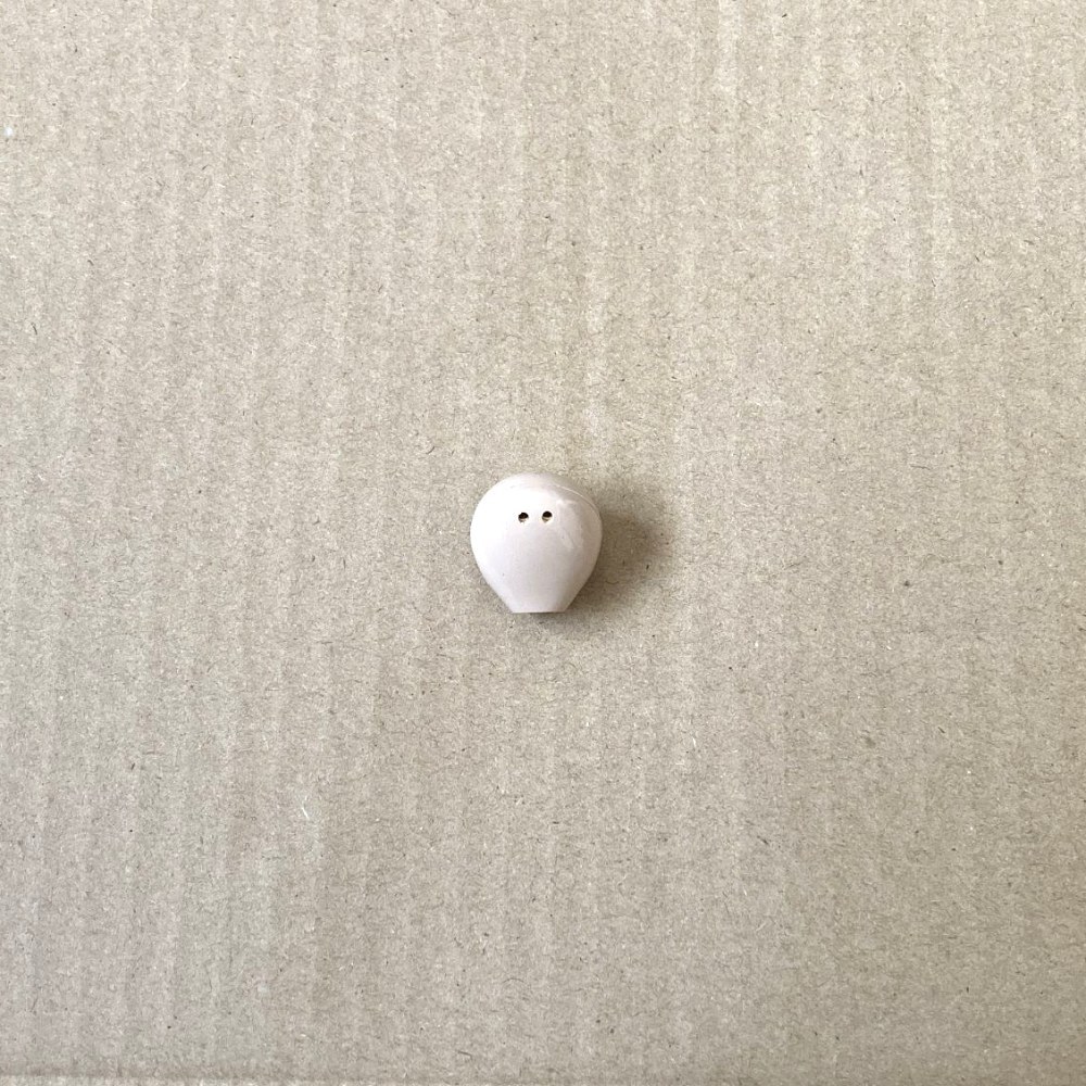 裏側に充電端子がある