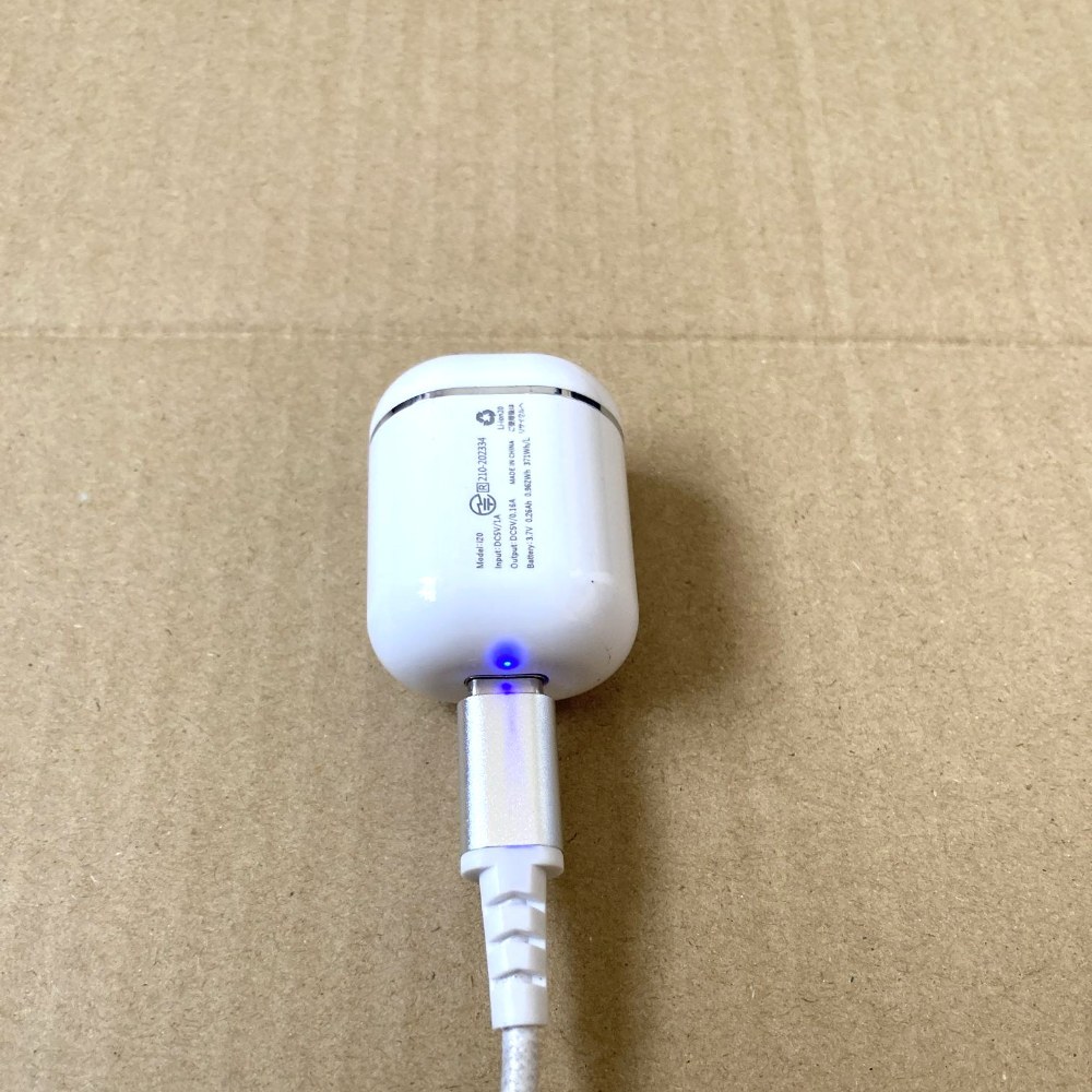 充電ケースをUSB電源につなぐとブルーのランプが点灯