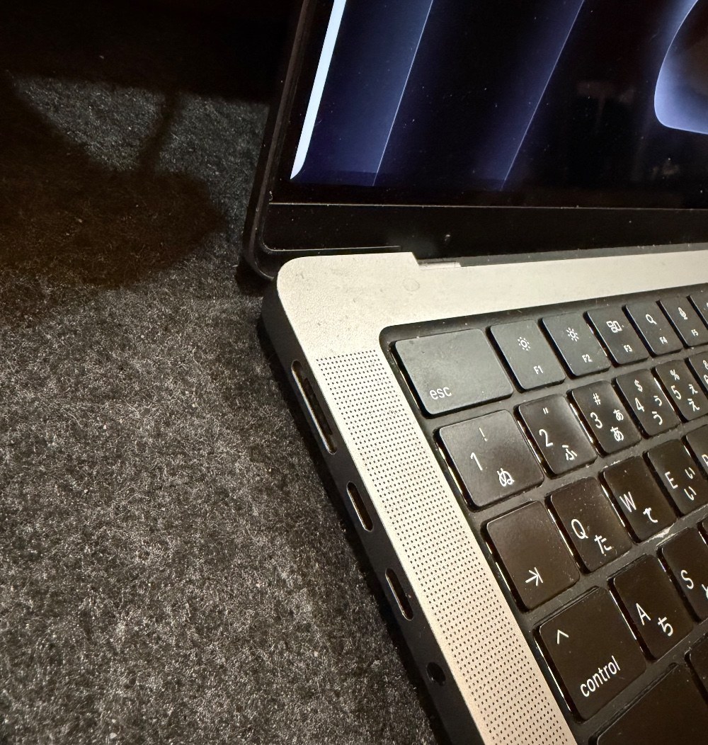 左側にMagSafe充電 + usb-c + usb-c + イヤホンジャック