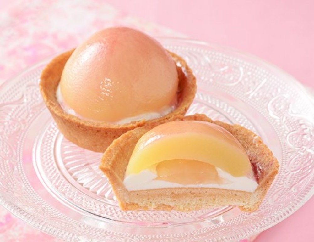 ごろっと1/2個分！桃のタルト https://www.lawson.co.jp/recommend/original/detail/1529639_1996.html