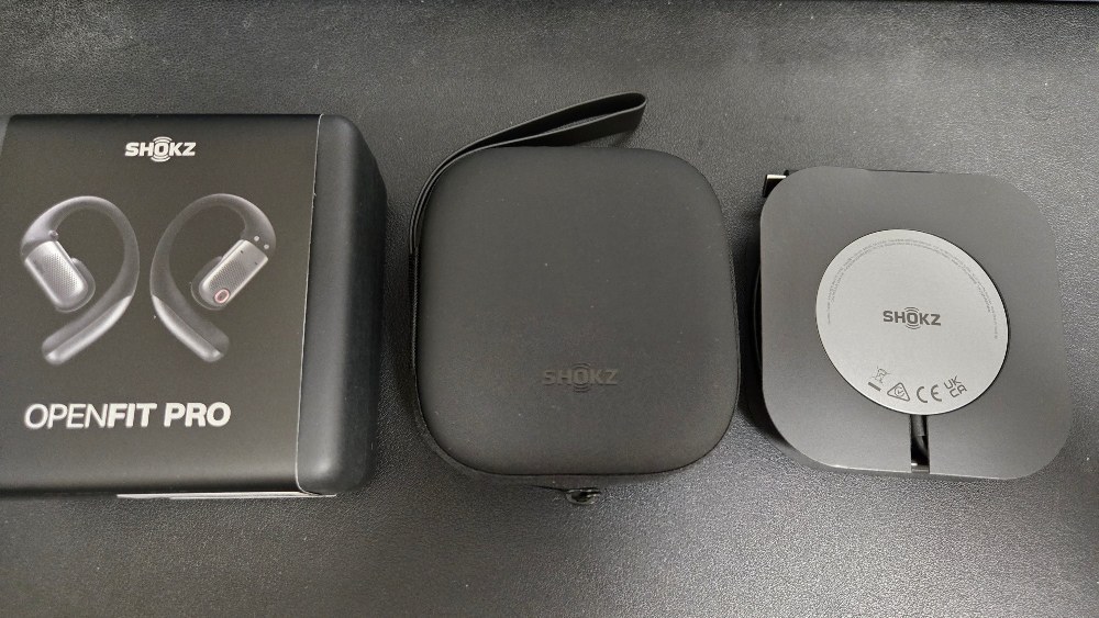 内容物 カラーは黒、中央が専用キャリーケース、右がShokz専用ワイヤレス充電器