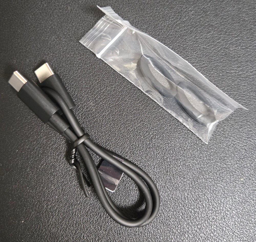 本体付属のUSB-Cケーブルとアタッチメント