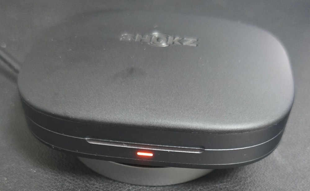 ワイヤレス充電器 充電中は橙、フル充電で緑点灯