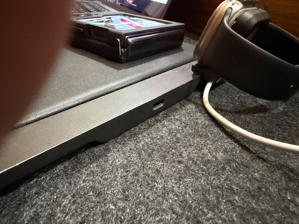 故に、本来使うべきインプット用USB-Cは使われず...