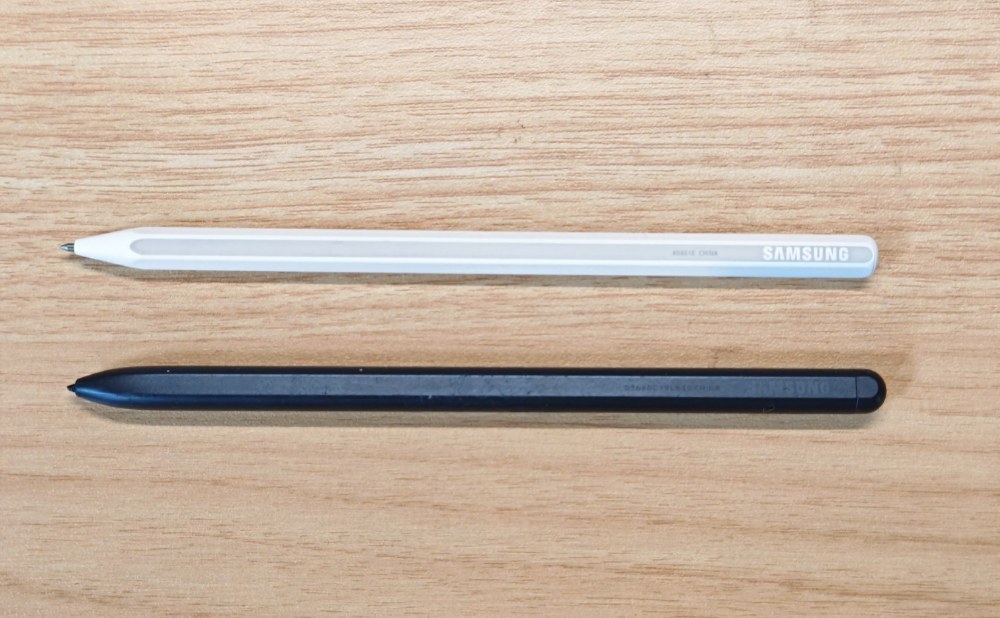 Galaxy Tab S11のSペン(上)とGalaxy Tab S7のSペン(下)