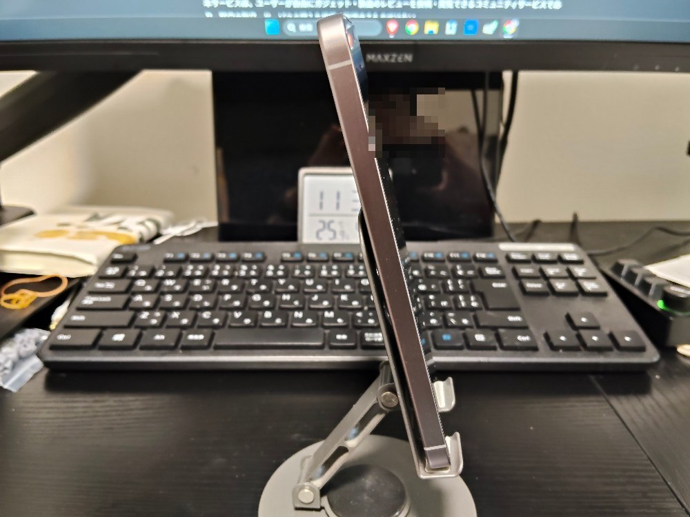 左側面です。何もありません。Amazonタブレットに厨二病の顔が映ったのでモザイク処理済です。