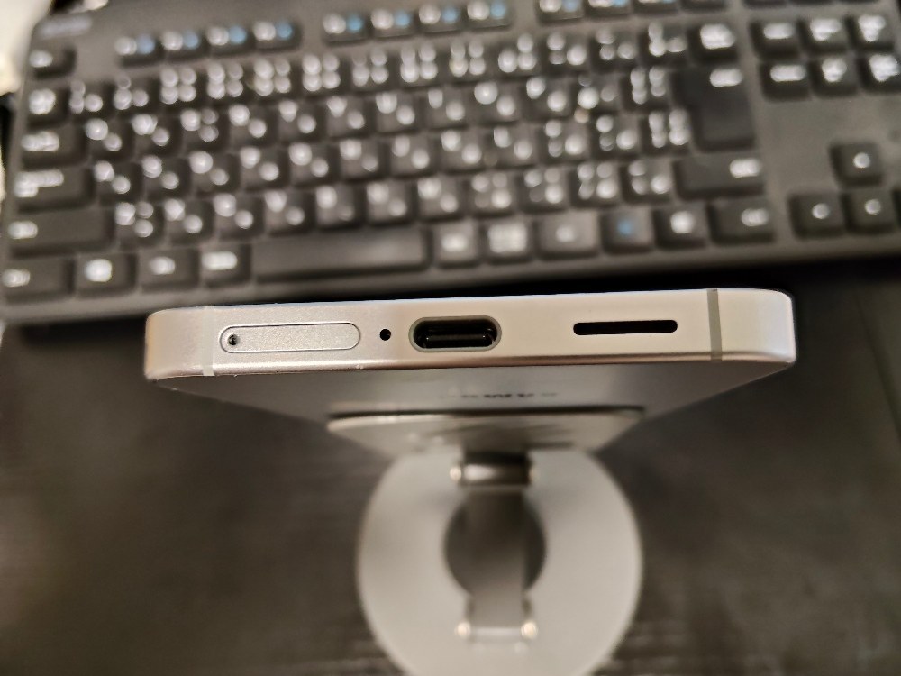 下部です。SIMスロット、マイク、USB-C、スピーカー。フトゥーですね。