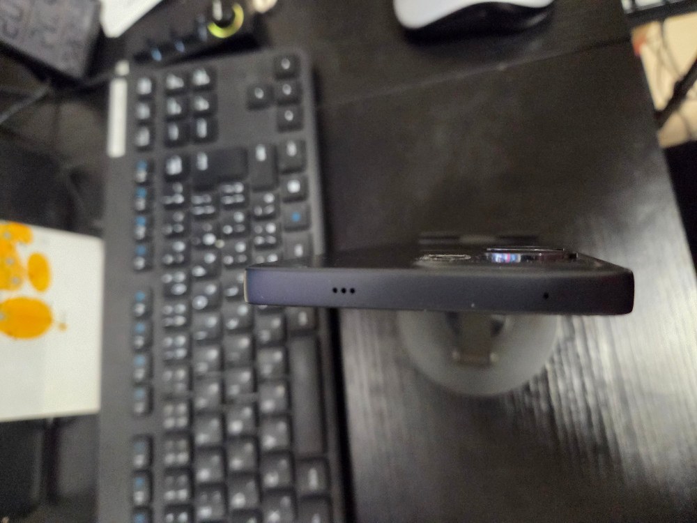 上部にスピーカー?が追加されたようでこのモデルからステレオに。