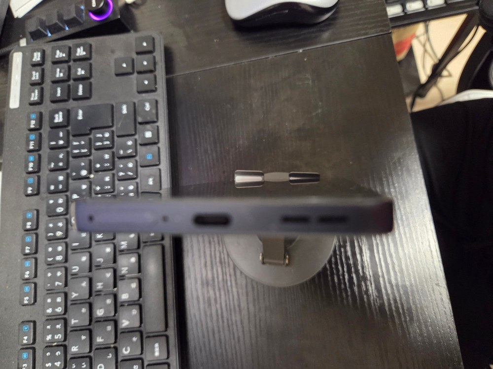 下部です。SIMスロット、マイク、USB-C、スピーカー。フトゥー過ぎます。
