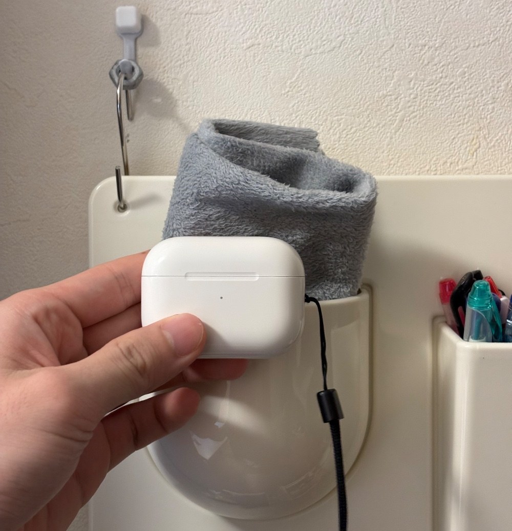 【左上】AirPodsとエレコムのクロスです。ストラップホールがついているので取り出しやすいです。