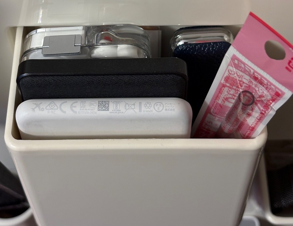 【真ん中】モバイルバッテリー2個、印鑑、替え芯、イヤホン（予備ACアダプタが下にあります）