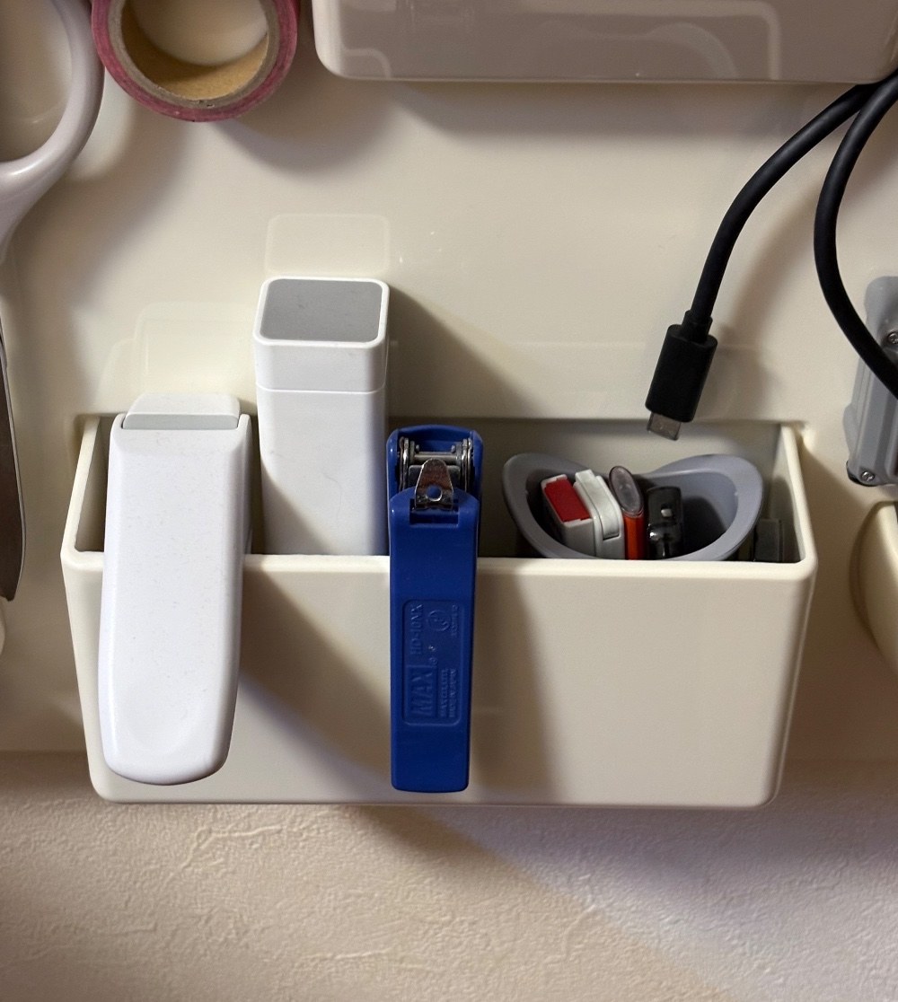 【下中央】ホチキス、のり、シャーペンの芯３つ、ポータブルSSD（SSDは湿度の対策をしなければ...と思っています）