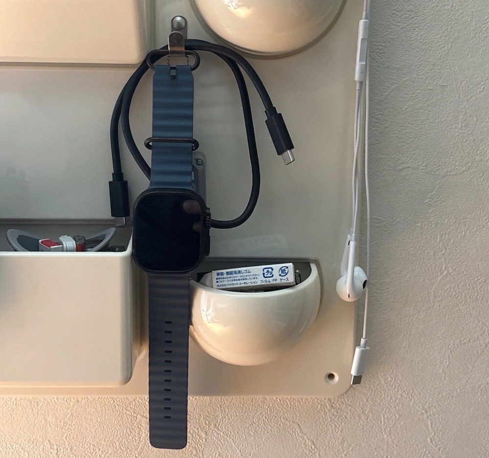 【右下】転送速度早いケーブル、Apple Watch、クリップや消しゴムなど