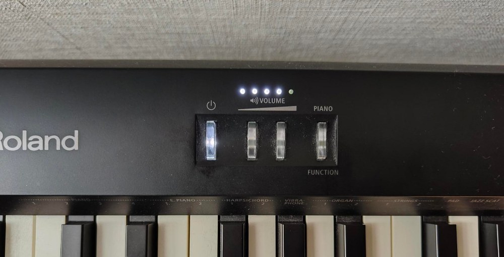 左から電源、ボリューム小、大、functionキー