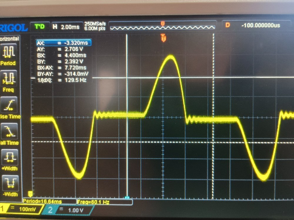 電流波形が滑らかなsin波でなく、歪んでる