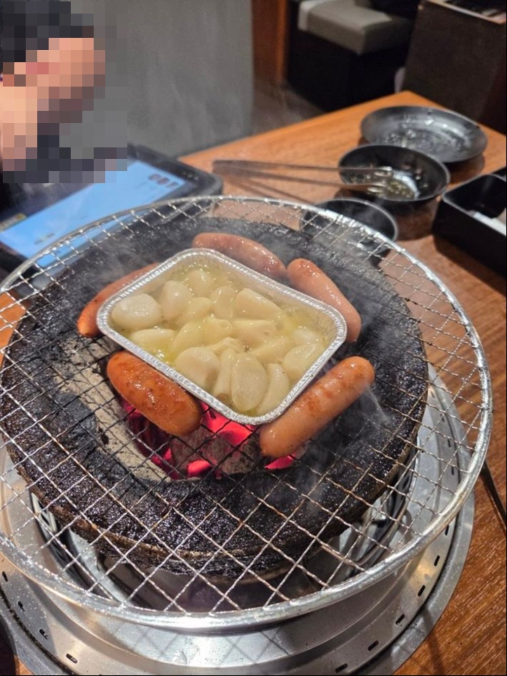 にんにく焼きをウインナーで囲んでいます。