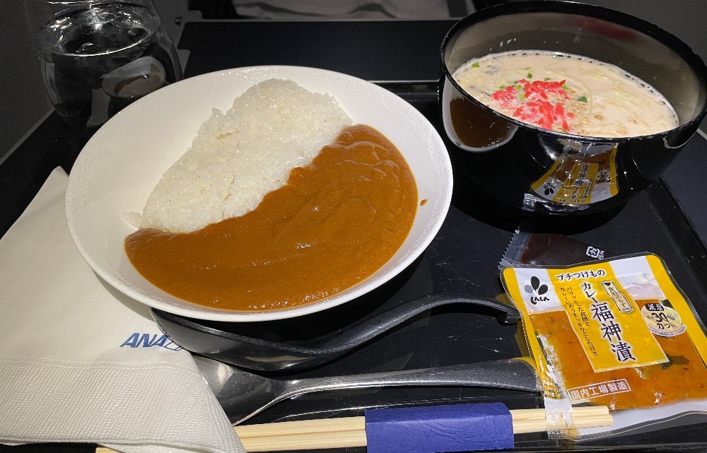ワイ的にイチオシなのが途中で頼めるカレーとラーメン。たまらねえぜ