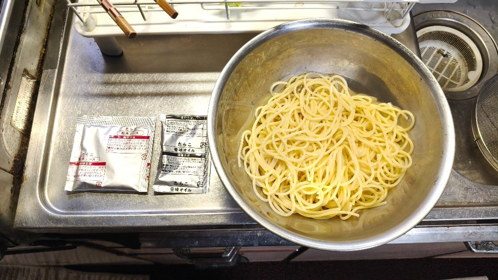付属は粉末ソースと調味油