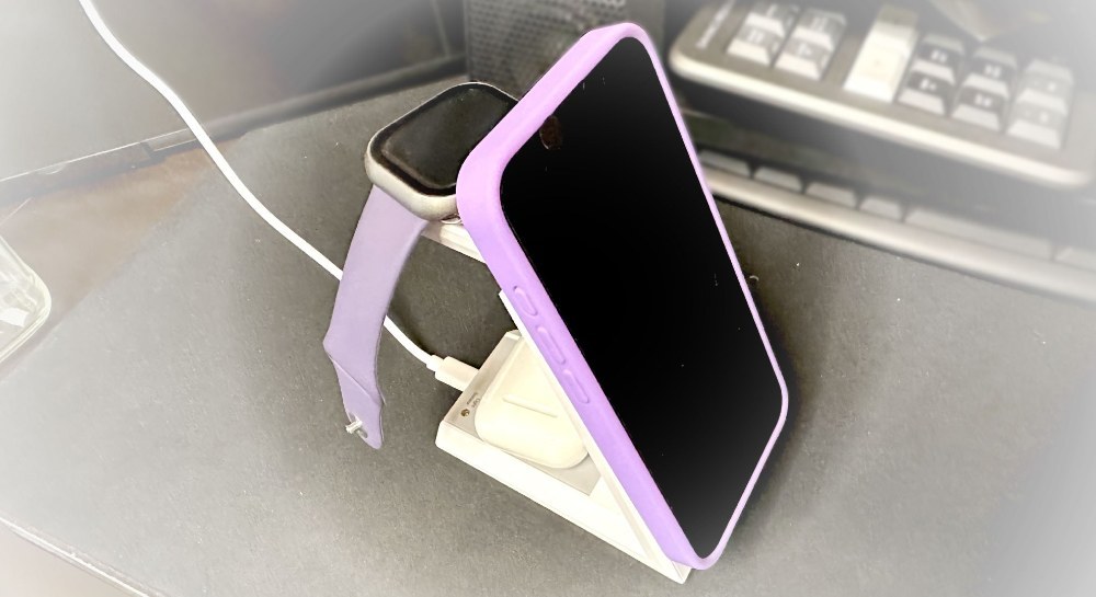 Air Podsは相方がいない隙に置いてったのをテキトーにおいて撮影したけど充電の時の置き方間違ってたら申し訳ないw