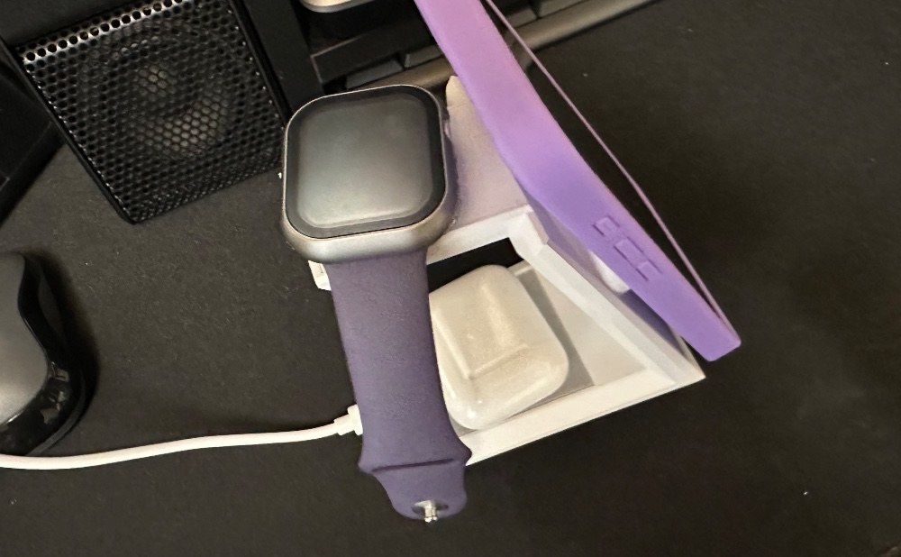 iPhoneがいかにも安いケースなのは普段使いしないカーナビ用なのでなんでもいいや的なｗ