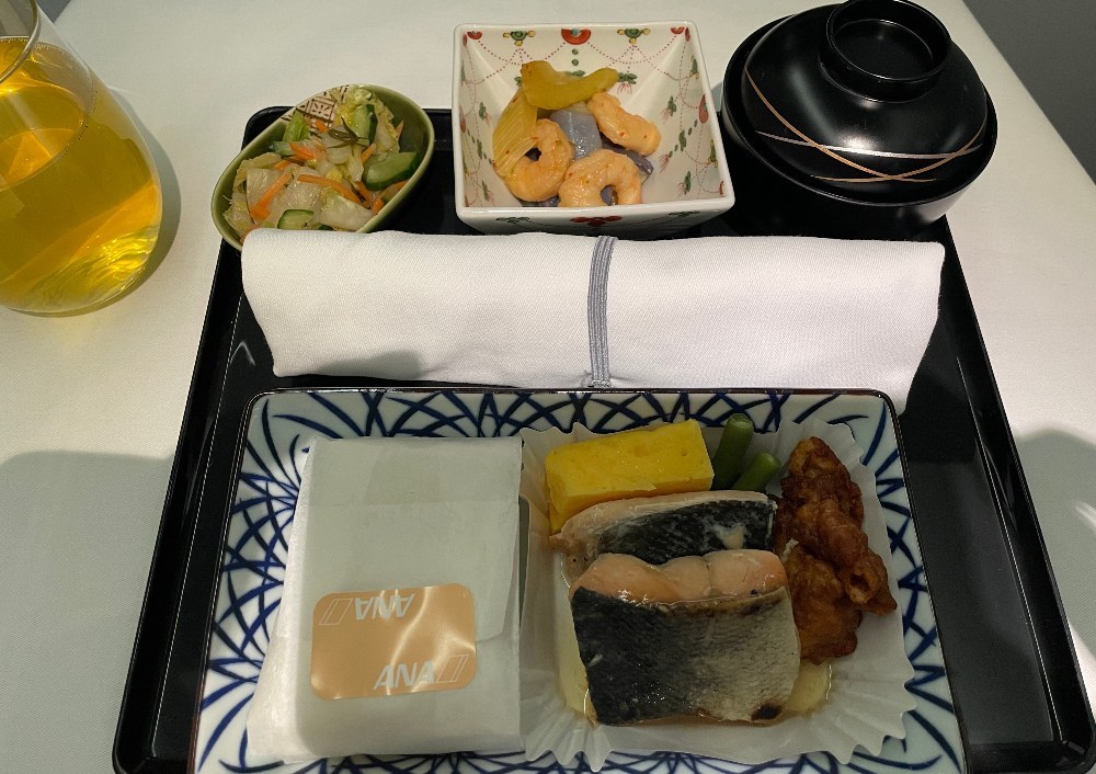 着陸前に提供される2回目の食事