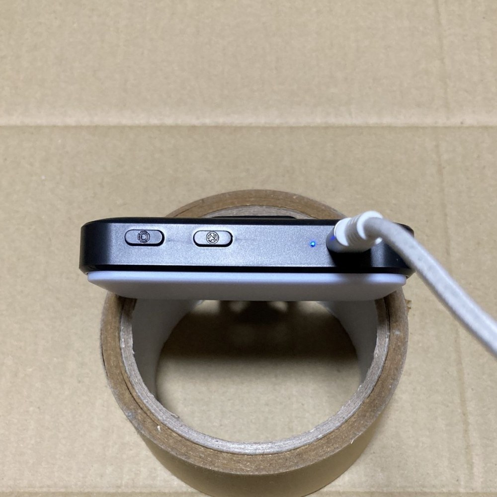 充電するとランプがブルーに発光