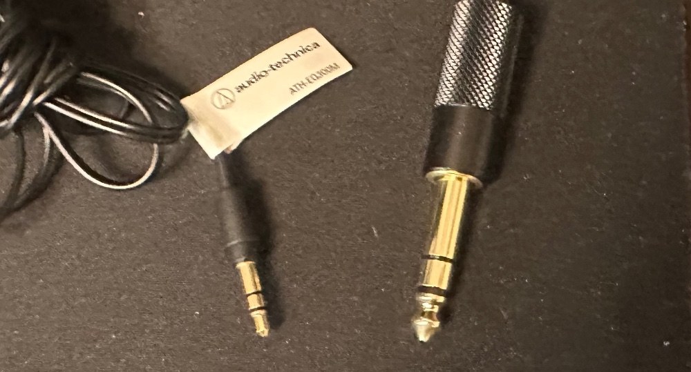 左が普通の有線イヤホン