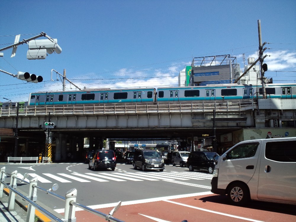 自動車のナンバープレートのみモザイク処理済み