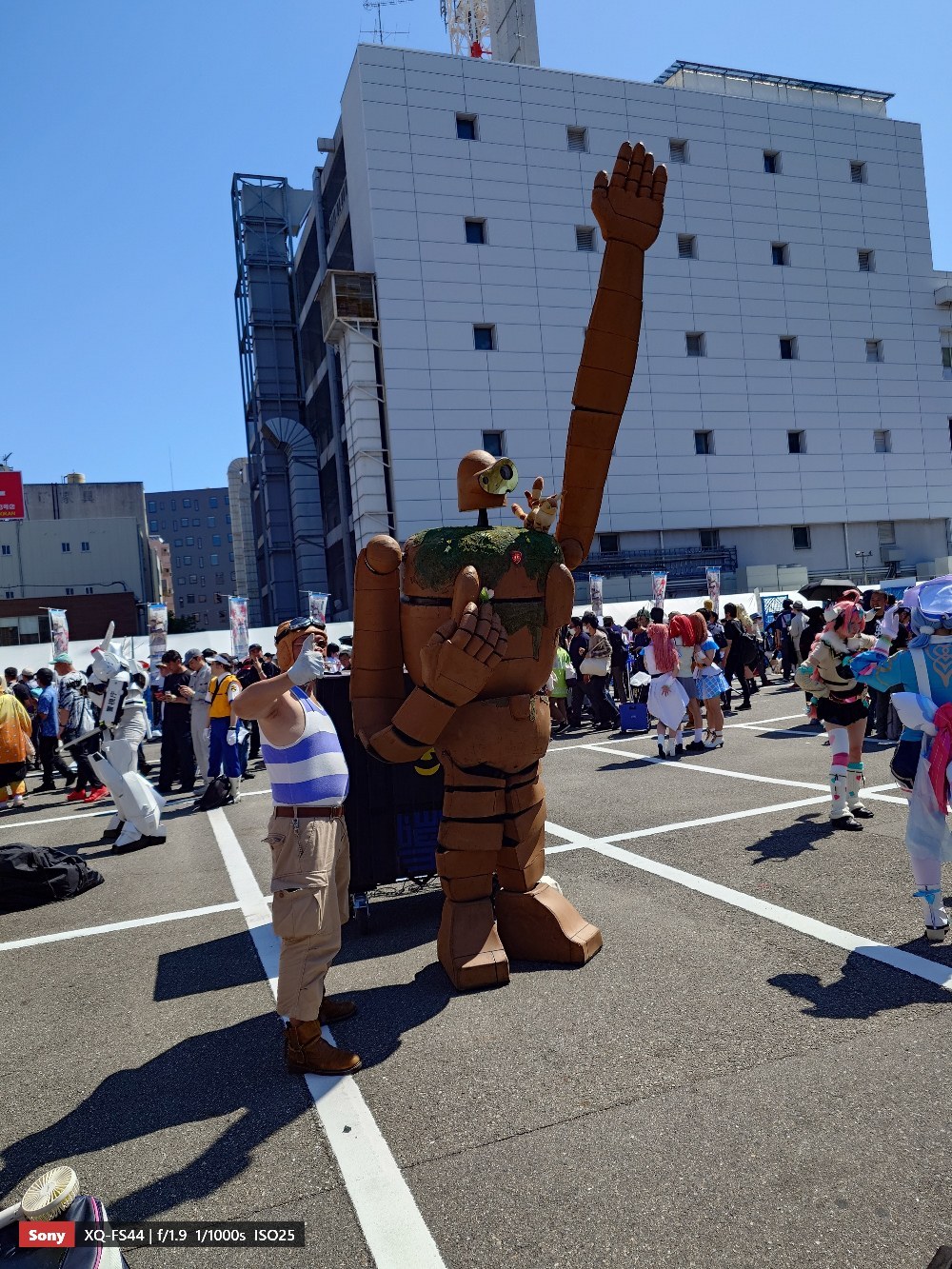 大阪のコスプレイベント。クソ暑かったし、超日焼けした。一日中写真を撮りまくったが充電は尽きることなく、宿へ。