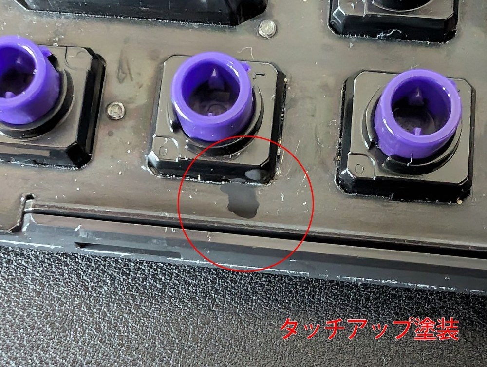 タッチアップ塗装します。色味は合わせられませんが、目立たなくできるし防錆にもなります。私が使ってるのはタミヤのXF-1という塗料です。