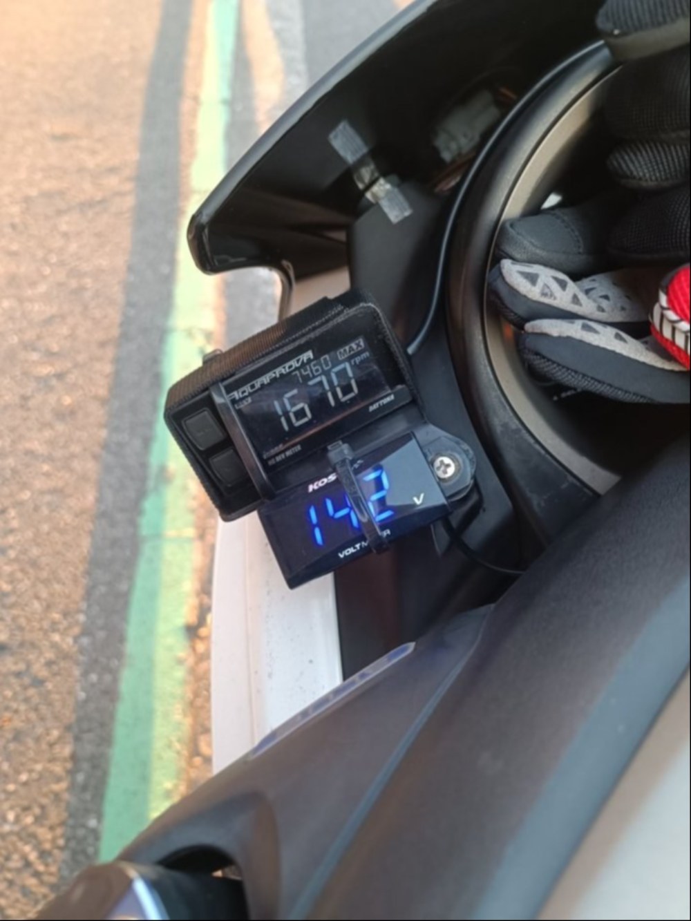 デジタコと電圧計です。右端に見えるのは春秋用グローブです。