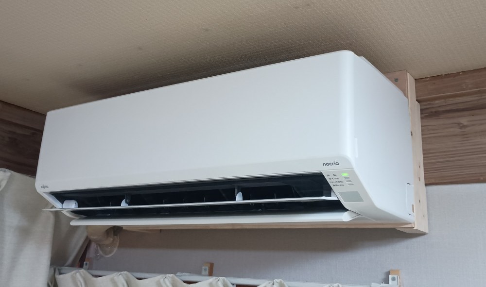 外観はシンプル普通のエアコンという感じ