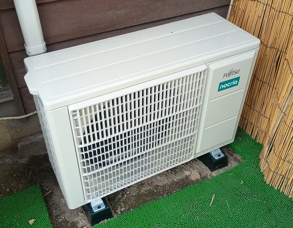 室外機もいたって普通