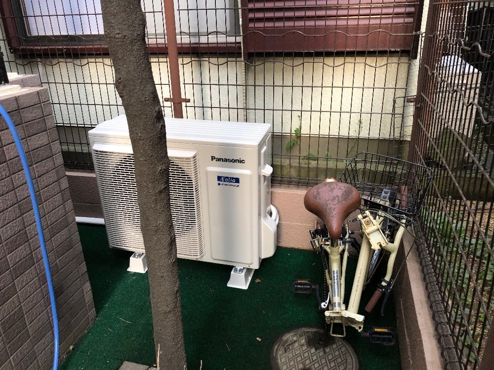 室外機が巨大で、ベランダに置けず、占有庭に置いた